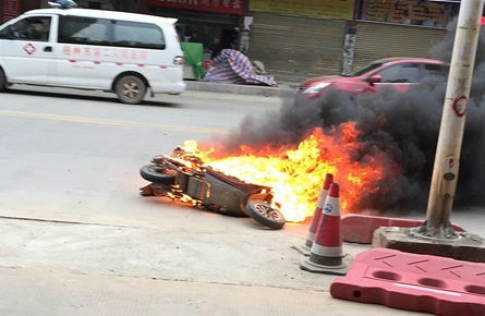 電動車當街起火自燃