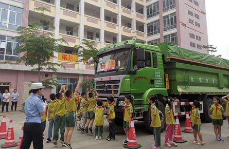 市公安交警部門到各學(xué)校宣傳交通安全知識