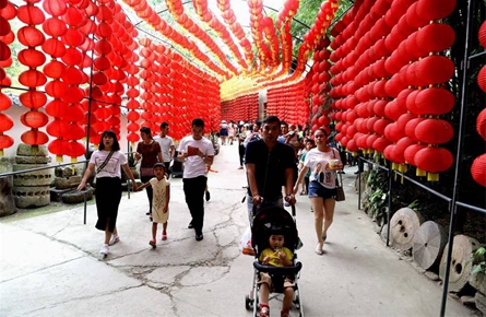 廣西各景區(qū)迎來客流小高峰