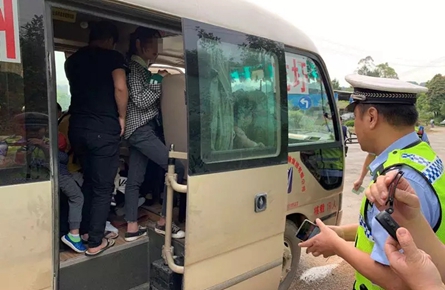 桂D牌客運(yùn)班車超載22人，司機(jī)被刑拘