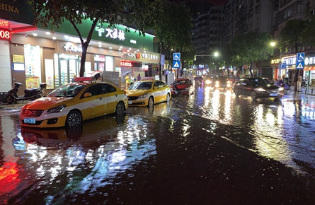 大雨突降 多處路段嚴(yán)重積水