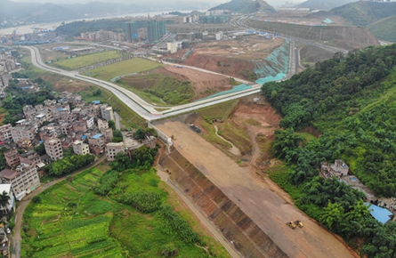 加緊建設(shè)過境公路