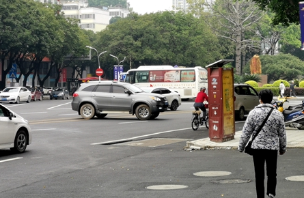 旺城廣場獻(xiàn)血點對出路段車輛違規(guī)行駛現(xiàn)象頻發(fā)