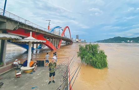 水位持續(xù)上漲