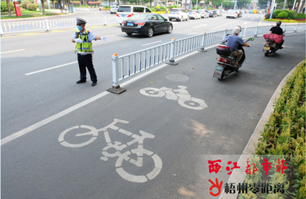 勸導兩輪車“入正道”