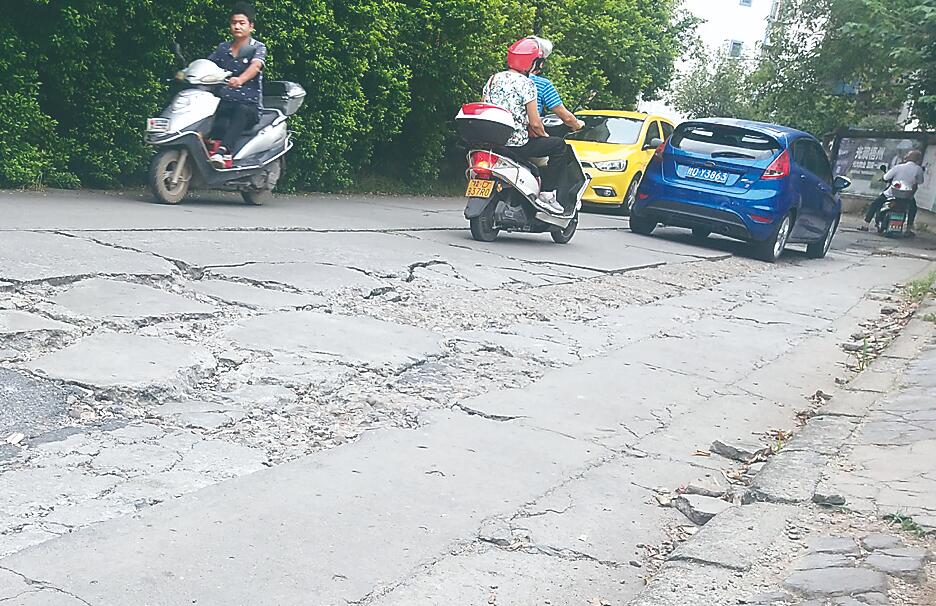 重型車輛壓爛居民進出道路