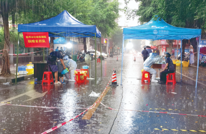 風(fēng)雨中的核酸采樣現(xiàn)場